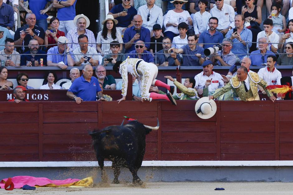 Jiménez salta al callejón tras arriesgar en el recibo a porta gayola