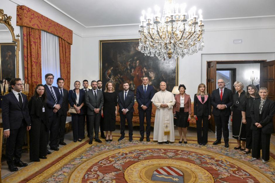 eón XIV reunido con el presidente del Gobierno español, Pedro Sánchez, en la Nunciatura Apostólica de Madrid