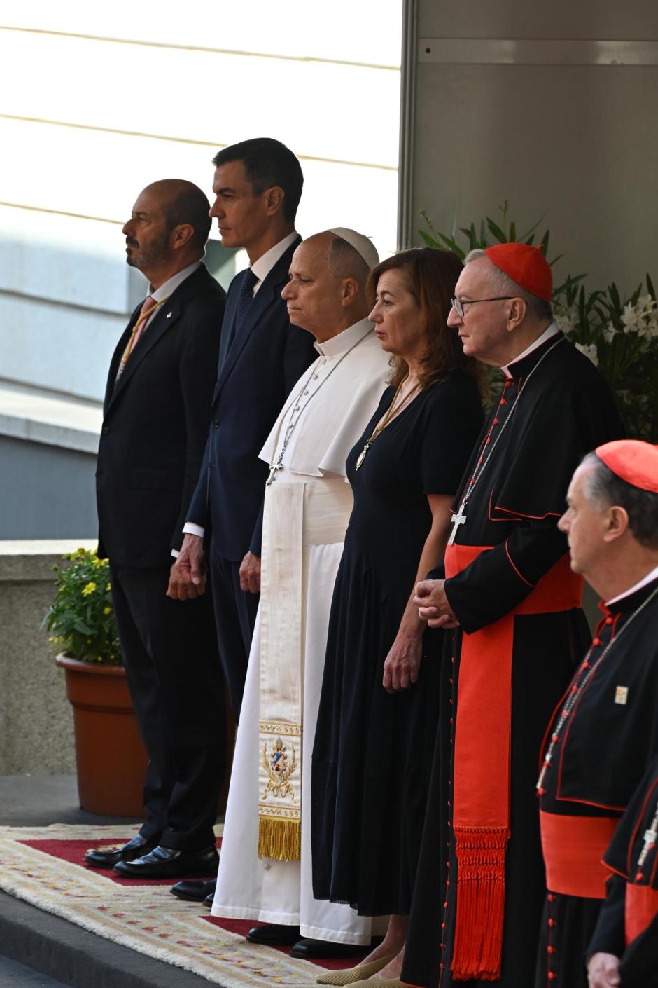 El Papa escucha los himnos junto a las autoridades