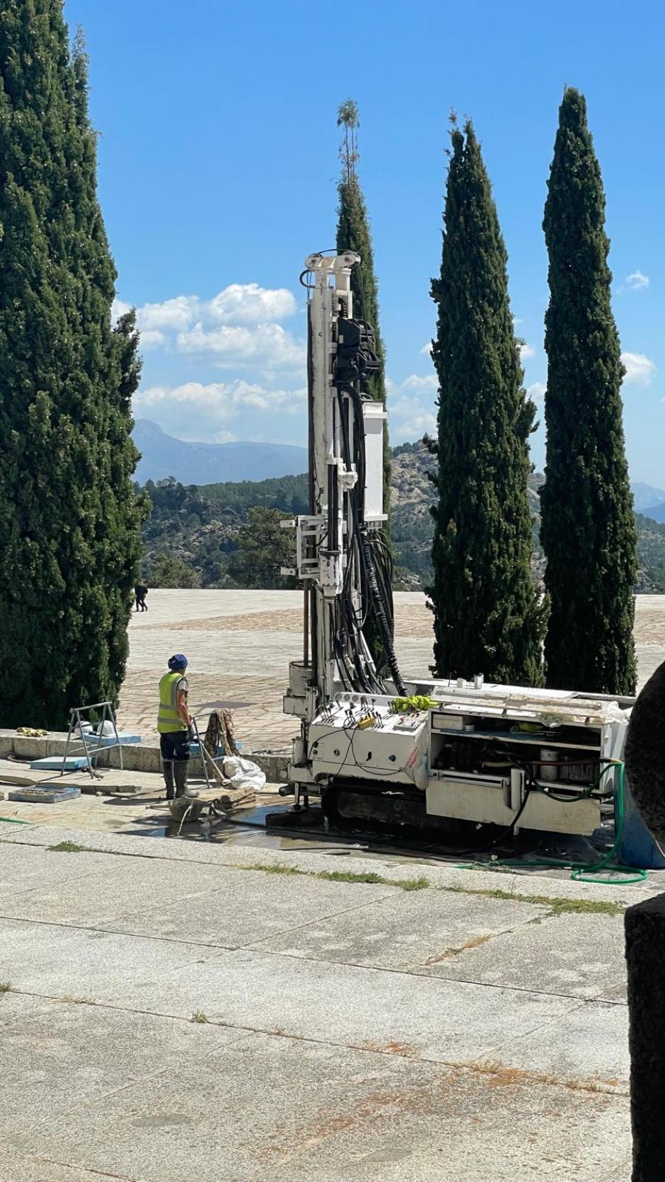 Las primeras máquinas que han comenzado a horadar la explanada del Valle
