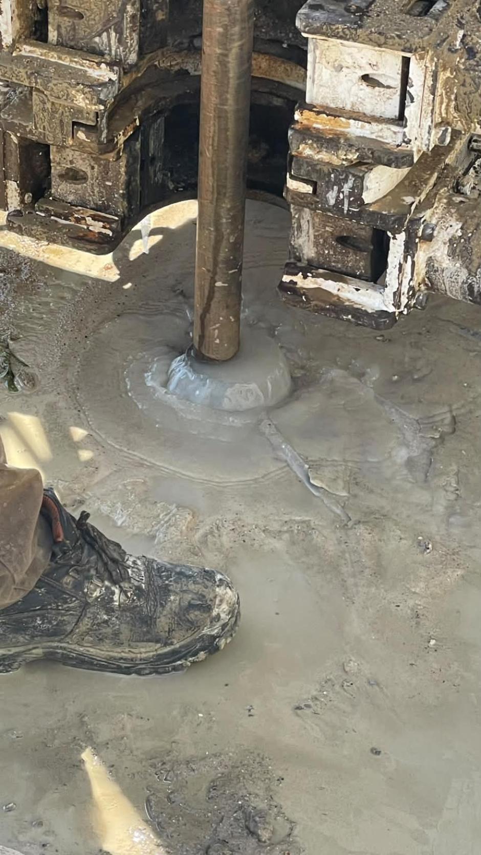 Detalle de las perforaciones que se han comenzado a hacer en la explanada situada frente a la exedra