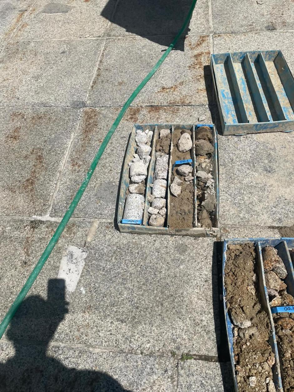 Detalle de las perforaciones que se han comenzado a hacer en la explanada situada frente a la exedra