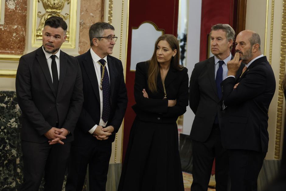 Gabriel Rufián, Patxi López, Ester Muñoz, Núñez Feijóo y Pedro Rollán, en los pasillos del Congreso esperando la llegada del Papa