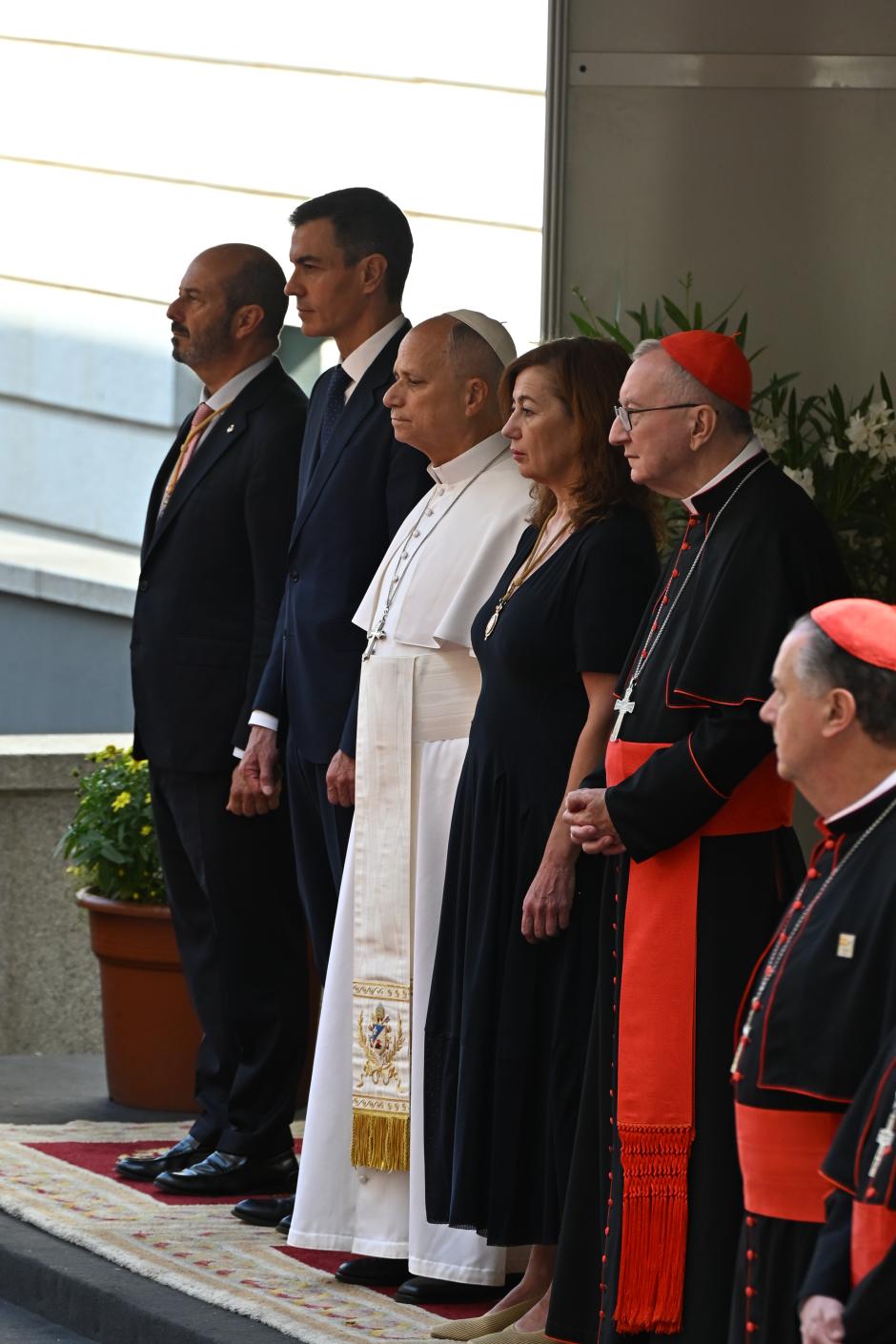 De izquierda a derecha, el presidente del Senado Pedro Rollán, el presidente del Gobierno Pedro Sánchez, el Papa León XIV, la presidenta del Congreso Francina Armengol y el secretario de Estado de la Santa Sede el cardenal Pietro Parolin