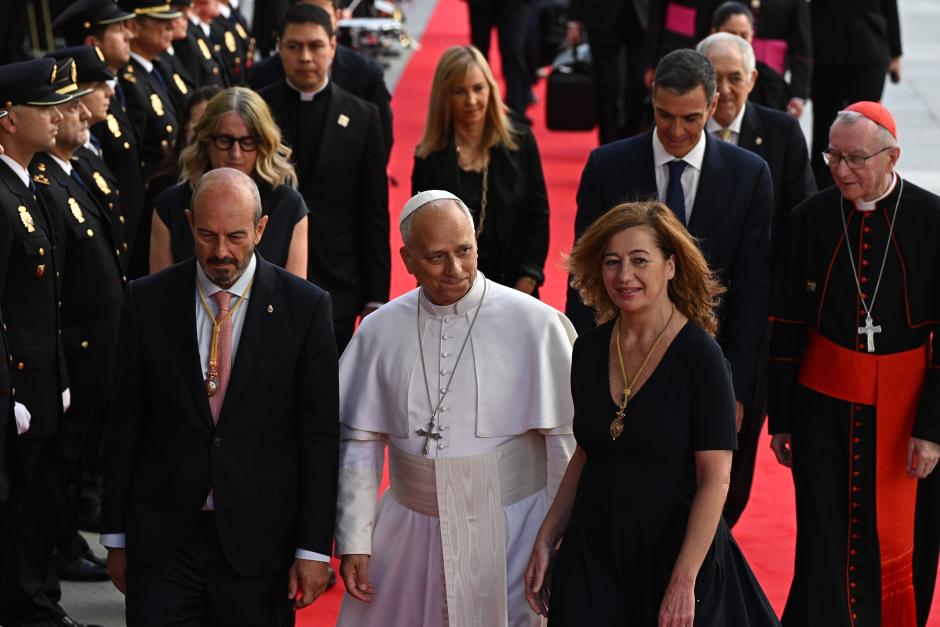 El Papa León XIV, escoltado por Pedro Rollán y Francina Armengol, a su llegada al Congreso de los Diputados. Detrás, Sánchez conversa con el cardenal Parolin