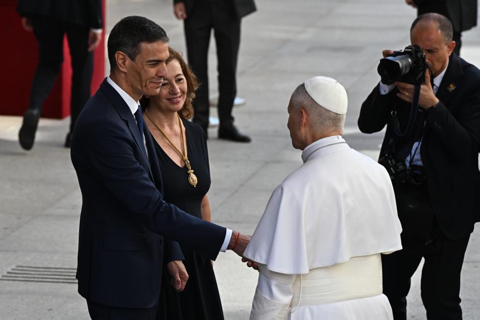 Pedro Sánchez saludando al Papa