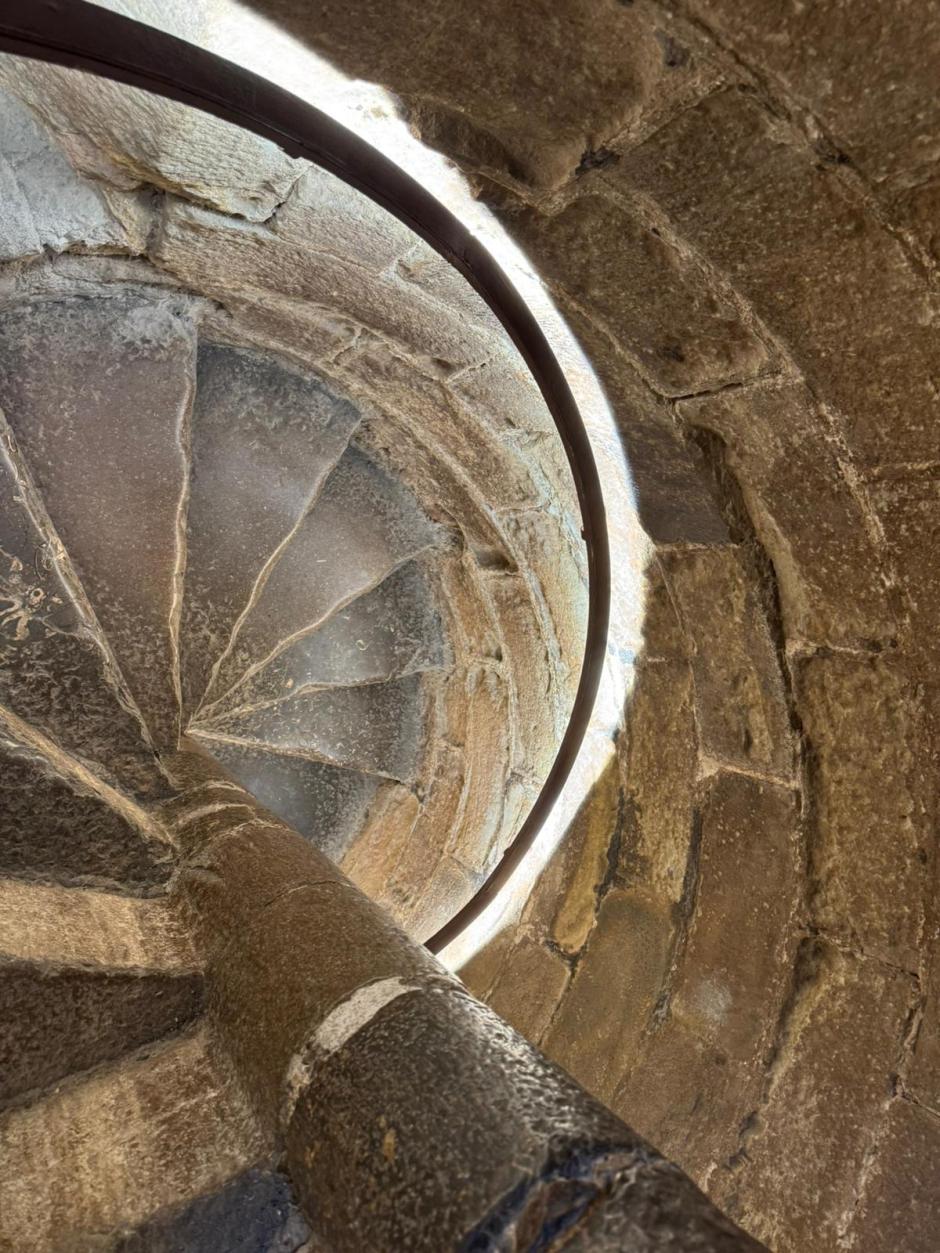 Imagen de las escaleras del Fadrí con la nueva iluminación LED