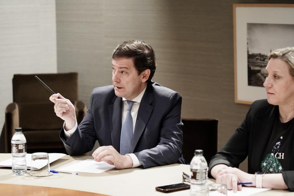 Mañueco e Isabel Blanco, durante una reunión con representantes de Vox