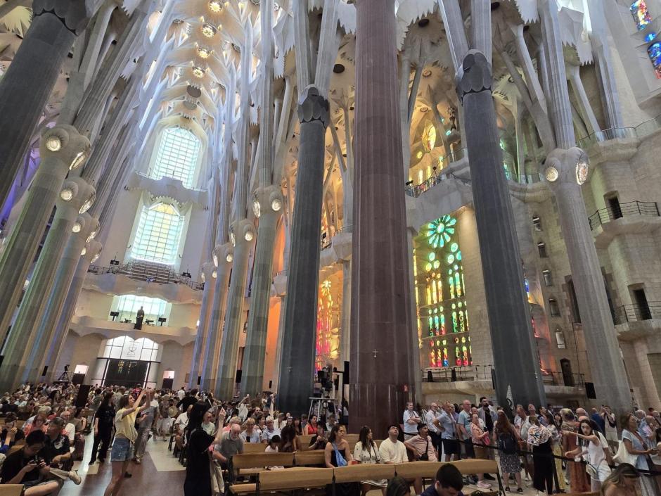 Visitantes en la Sagrada Familia, este martes, antes de la visita del Papa León XIV.