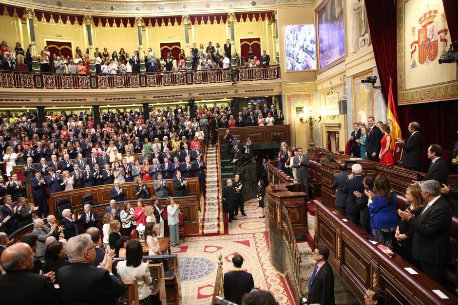 Ovación del Congreso al Rey en el 40 aniversario de las primeras elecciones democráticas