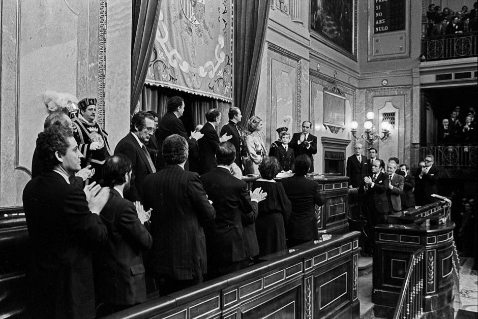 El Rey Juan Carlos recibe el aplauso de las Cortes tras sancionar la Constitución de 1978