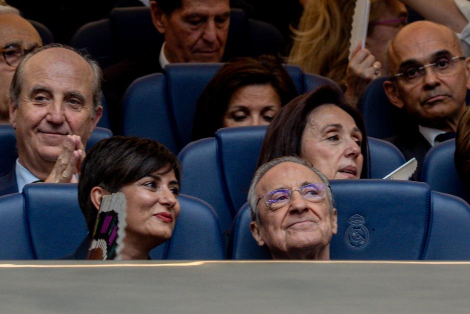 La ministra de Vivienda y Agenda Urbana, Isabel Rodríguez, y el presidente del Real Madrid, Florentino Pérez, durante un encuentro con la comunidad diocesana, en el Estadio Bernabéu, a 8 de junio de 2026, en Madrid (España). El acto se articula en cuatro bloques (bienvenida, presentación de la vida de la Iglesia, parte festiva y encuentro final con el Papa), con actuaciones musicales, orquesta, coro de unas 1.000 voces y un centenar de bailarines.

Ricardo Rubio / Europa Press
08 JUNIO 2026;PAPA;LEÓN XIV;BERNABÉU;COMUNIDAD DIOCESANA;VISITA;ESPAÑA;MADRID
08/6/2026