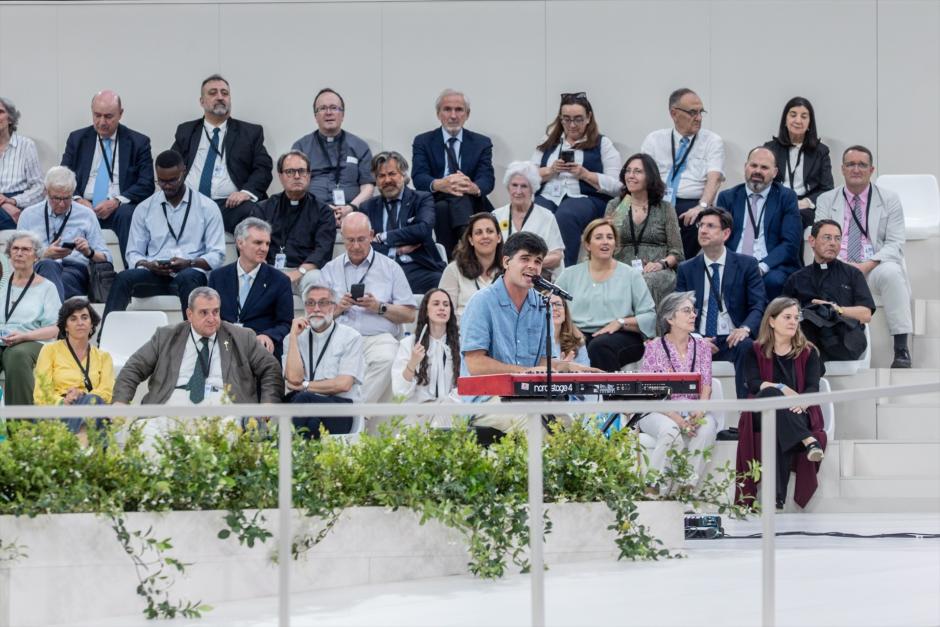 El cantante Íñigo Quintero durante un encuentro con la comunidad diocesana, en el Estadio Bernabéu, a 8 de junio de 2026, en Madrid (España). El acto se articula en cuatro bloques (bienvenida, presentación de la vida de la Iglesia, parte festiva y encuentro final con el Papa), con actuaciones musicales, orquesta, coro de unas 1.000 voces y un centenar de bailarines.

Ricardo Rubio / Europa Press
08 JUNIO 2026;PAPA;LEÓN XIV;BERNABÉU;COMUNIDAD DIOCESANA;VISITA;ESPAÑA;MADRID
08/6/2026