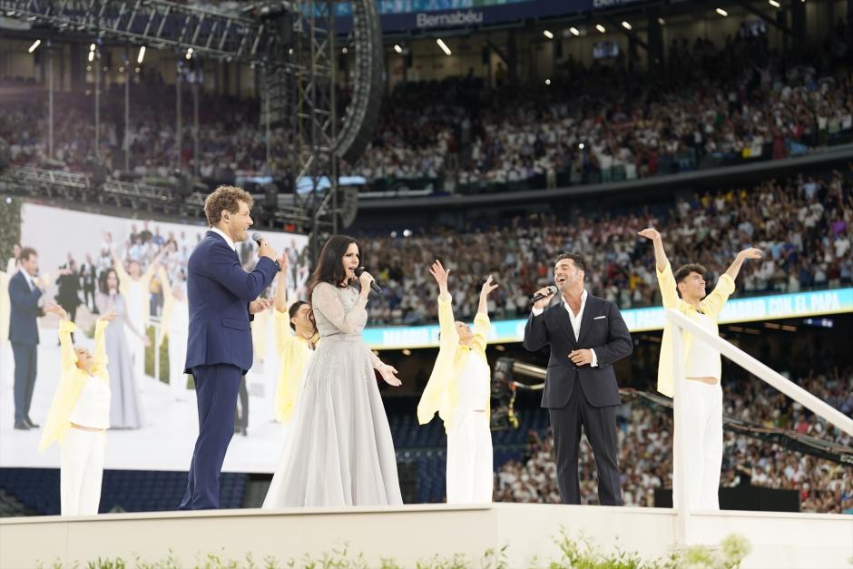 (I-D) Los cantantes Daniel Diges; Diana Navarro y David Bustamante durante el encuentro del Papa León XIV con la comunidad diocesana, en el Estadio Bernabéu, a 8 de junio de 2026, en Madrid (España). El acto se articula en cuatro bloques (bienvenida, presentación de la vida de la Iglesia, parte festiva y encuentro final con el Papa), con actuaciones musicales, orquesta, coro de unas 1.000 voces y un centenar de bailarines.

A. Pérez Meca/Europa Press/Pool / Europa Press
08 JUNIO 2026;PAPA;LEÓN XIV;MADRID;ESPAÑA;VISITA;ENCUENTRO;BERNABÉU;COMUNIDAD DIOCESANA;
08/6/2026