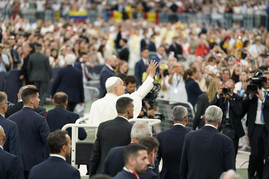 El Papa León XIV a su llegada al encuentro con la comunidad diocesana, en el Estadio Bernabéu, a 8 de junio de 2026, en Madrid (España). El acto se articula en cuatro bloques (bienvenida, presentación de la vida de la Iglesia, parte festiva y encuentro final con el Papa), con actuaciones musicales, orquesta, coro de unas 1.000 voces y un centenar de bailarines.

A. Pérez Meca/Europa Press/Pool / Europa Press
08 JUNIO 2026;PAPA;LEÓN XIV;MADRID;ESPAÑA;VISITA;ENCUENTRO;BERNABÉU;COMUNIDAD DIOCESANA;
08/6/2026