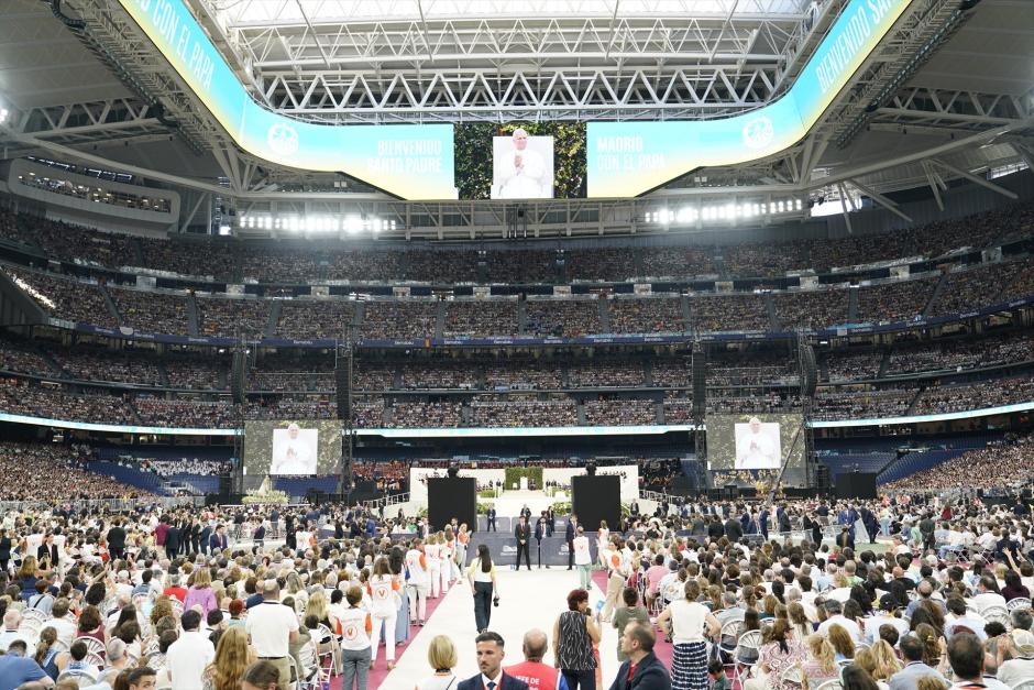 Encuentro del Papa León XIV con la comunidad diocesana, en el Estadio Bernabéu, a 8 de junio de 2026, en Madrid (España). El acto se articula en cuatro bloques (bienvenida, presentación de la vida de la Iglesia, parte festiva y encuentro final con el Papa), con actuaciones musicales, orquesta, coro de unas 1.000 voces y un centenar de bailarines.

A. Pérez Meca/Europa Press/Pool / Europa Press
08 JUNIO 2026;PAPA;LEÓN XIV;MADRID;ESPAÑA;VISITA;ENCUENTRO;BERNABÉU;COMUNIDAD DIOCESANA;
08/6/2026