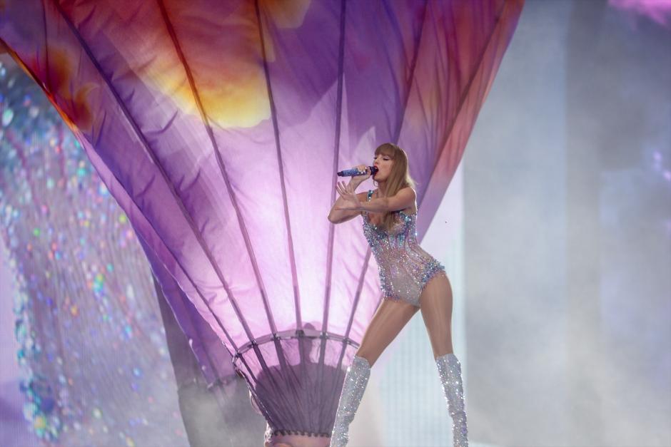 La cantante Taylor Swift durante la primera de sus dos actuaciones en el Estadio Santiago Bernabéu