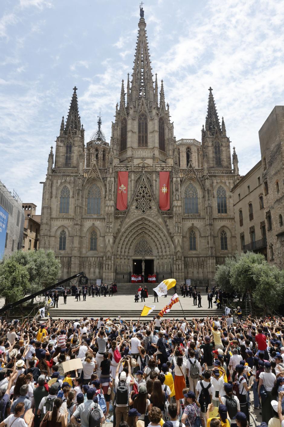 Miles de fieles congregados a las puertas de la catedral de Barcelona, esperando a la llegada de León XIV