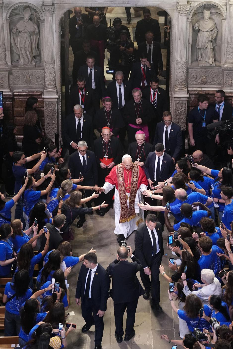 El Papa León XIV tras el rezo de la Hora media que va a oficiar en la Catedral de la Santa Cruz y Santa Eulalia en Barcelona, este martes, su primer acto en la ciudad condal y que reunirá a unas 500 personas de la comunidad eclesiástica