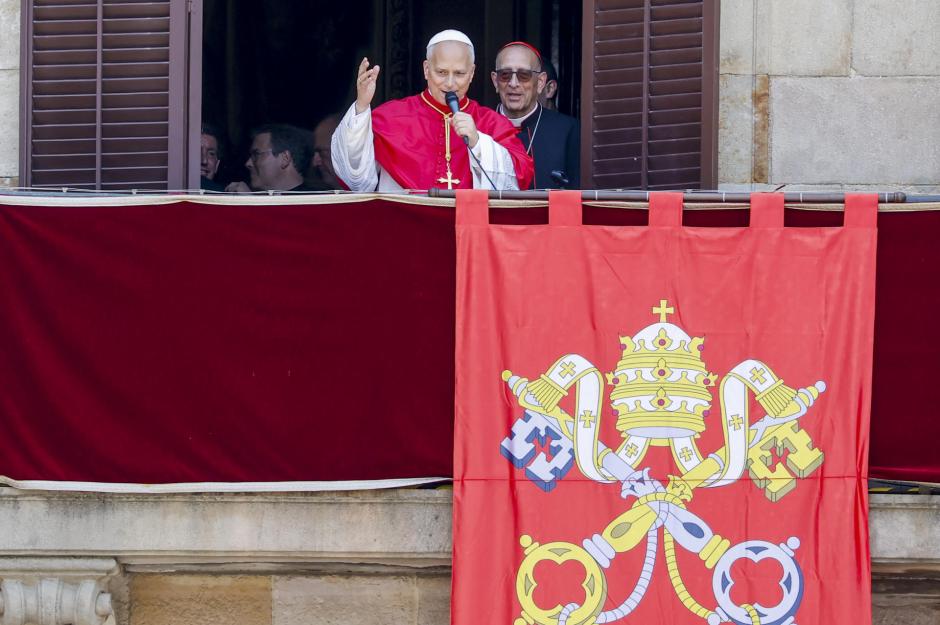 El Papa León XIV (i) saluda desde el balcón del Palacio Episcopal junto al arzobispo de Barcelona Juan José Omella (d) tras el rezo de la Hora media oficiado en la Catedral de la Santa Cruz y Santa Eulalia