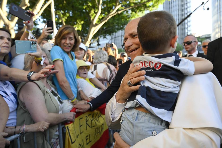 Madrid (Spain), 06/06/2026.- A handout picture provided by the Vatican Media press office shows Pope Leo XIV greeting a child during a prayer vigil with young people in the Plaza de Lima in Madrid, Spain, 06 June 2026. Pope Leo XIV is undertaking an official six-day visit to Spain from 06 to 12 June 2026, covering Madrid, Barcelona, and the Canary Islands. (Papa, España) EFE/EPA/VATICAN MEDIA HANDOUT HANDOUT EDITORIAL USE ONLY/NO SALESHANDOUT EDITORIAL USE ONLY/NO SALES