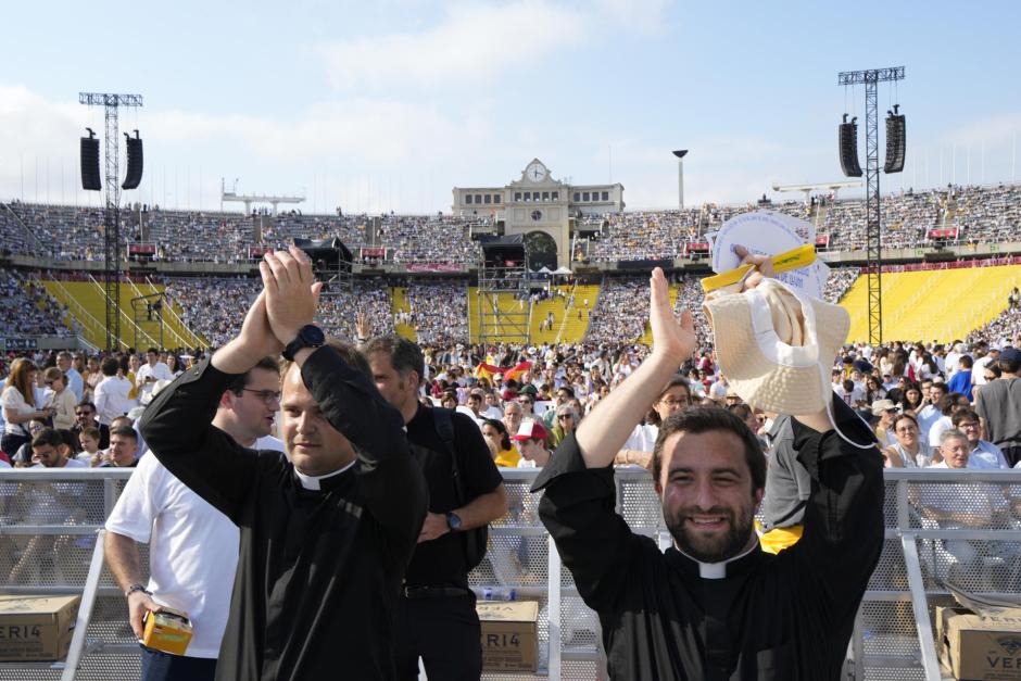 BARCELONA, 09/06/2026.- Varios clérigos esperan a que empiece una vigilia ante 40.000 personas del papa León XIV en el Estadio Olímpico de Barcelona. EFE/Alejandro García