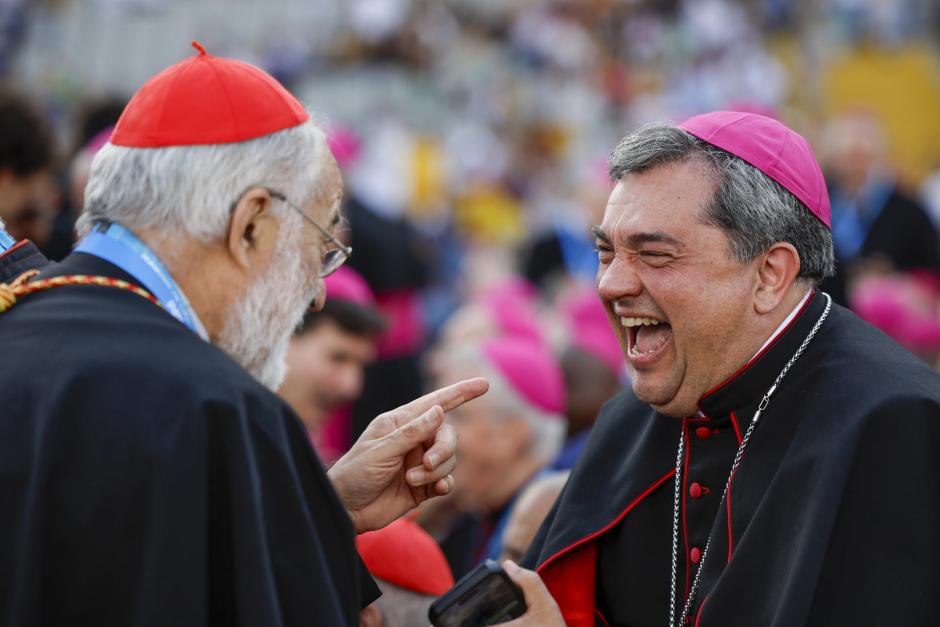 FOTODELDÍA - BARCELONA, 09/06/2026.- Varios clérigos esperan a que empiece una vigilia ante 40.000 personas del Papa León XIV en el Estadio Olímpico de Barcelona. EFE/Alberto Estévez