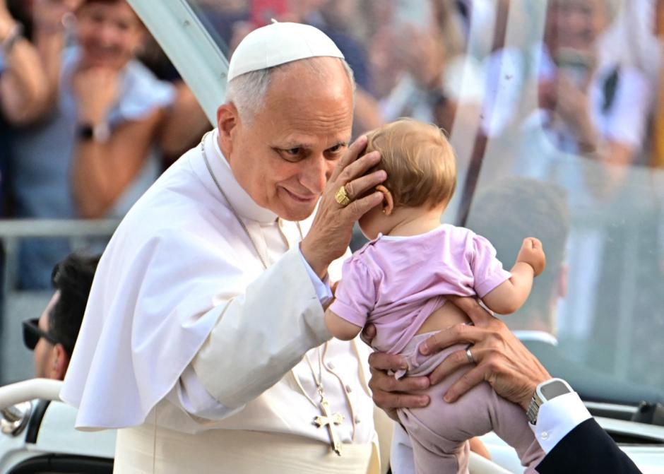Pope Leo XIV blesses a child as he arrives to attend a prayer vigil at the Lluis Companys Olympic Stadium in Barcelona, on June 9, 2026. Pope Leo XIV is visiting Spain June 6-12 with stops in Madrid, Barcelona, and the Canary Islands, where he will meet with migrants and organisations dedicated to helping them. (Photo by Stefano RELLANDINI / AFP)