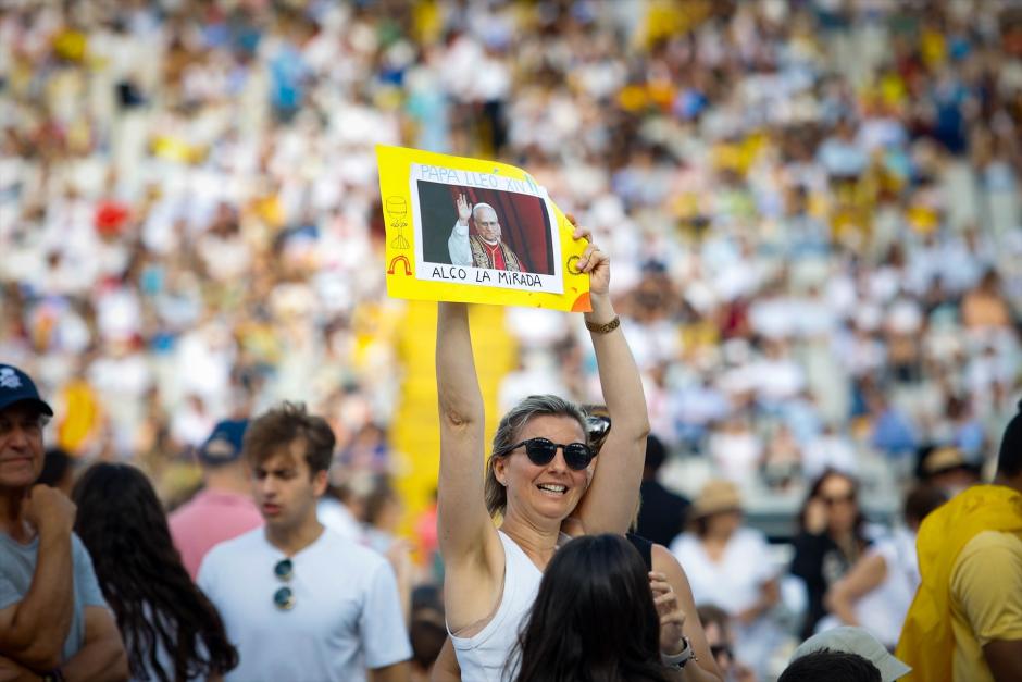 Ambiente previo a la vigilia de oración con el Papa León XIV, en el Estadio Olímpico Lluís Companys, a 9 de junio de 2026, en Barcelona, Catalunya (España). Esta vigilia es uno de los actos más destacados durante la estancia del Pontífice en la ciudad condal y se espera que asistan unas 60.000 personas en el interior del estadio y que miles de fieles más se concentren en los alrededores.

Kike Ricón/Europa Press/Pool / Europa Press
09 JUNIO 2026;VIGILIA;POOL;PAPA;VIGILIA;CATALUÑA;
09/6/2026