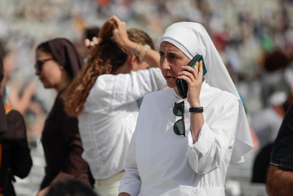 Ambiente previo a la vigilia de oración con el Papa León XIV, en el Estadio Olímpico Lluís Companys, a 9 de junio de 2026, en Barcelona, Catalunya (España). Esta vigilia es uno de los actos más destacados durante la estancia del Pontífice en la ciudad condal y se espera que asistan unas 60.000 personas en el interior del estadio y que miles de fieles más se concentren en los alrededores.

Kike Ricón/Europa Press/Pool / Europa Press
09 JUNIO 2026;VIGILIA;POOL;PAPA;VIGILIA;CATALUÑA;
09/6/2026