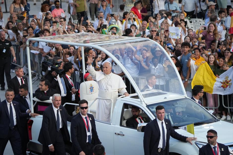 El Papa León XIV a su llegada a la vigilia de oración, en el Estadio Olímpico Lluís Companys, a 9 de junio de 2026, en Barcelona, Catalunya (España). Esta vigilia es uno de los actos más destacados durante la estancia del Pontífice en la ciudad condal y se espera que asistan unas 60.000 personas en el interior del estadio y que miles de fieles más se concentren en los alrededores.

David Zorrakino / Europa Press
09 JUNIO 2026;CATALUÑA;PAPA;VIGILIA;BCN;IGLESIA;ESTADIO;VISITA PAPAL;AMBIENTE;PAPAMOVIL;
09/6/2026