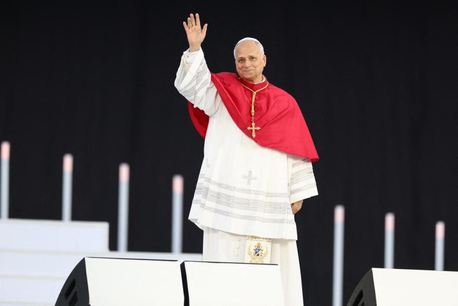 Pope Leo XIV greets the crowd as he arrives to attend a prayer vigil at the Lluis Companys Olympic Stadium in Barcelona, on June 9, 2026. Pope Leo XIV is visiting Spain June 6-12 with stops in Madrid, Barcelona, and the Canary Islands, where he will meet with migrants and organisations dedicated to helping them. (Photo by Josep LAGO / AFP)