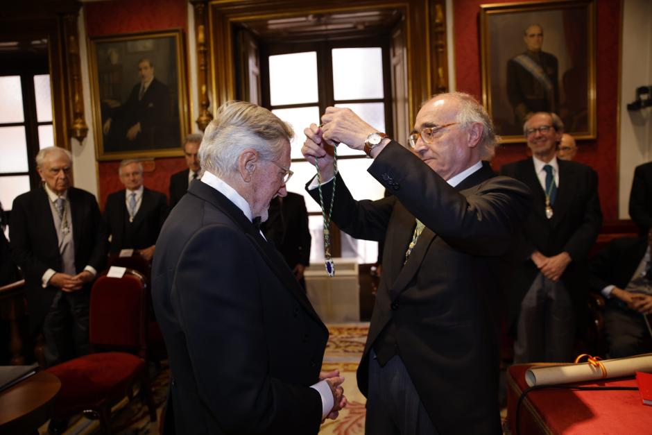 Benigno Pendás impone la medalla de académico a Francisco Llera