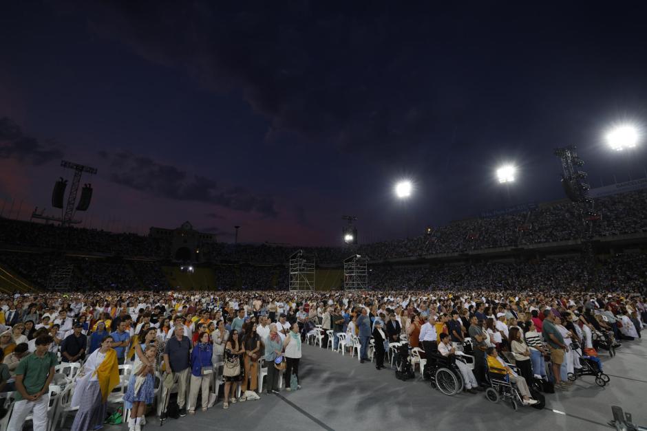 BARCELONA, 09/06/2026.- Miles de fieles asisten a la vigilia que el papa León XIV celebra con 40.000 personas este martes en el Estadio Olímpico de Barcelona. EFE/Alejandro García