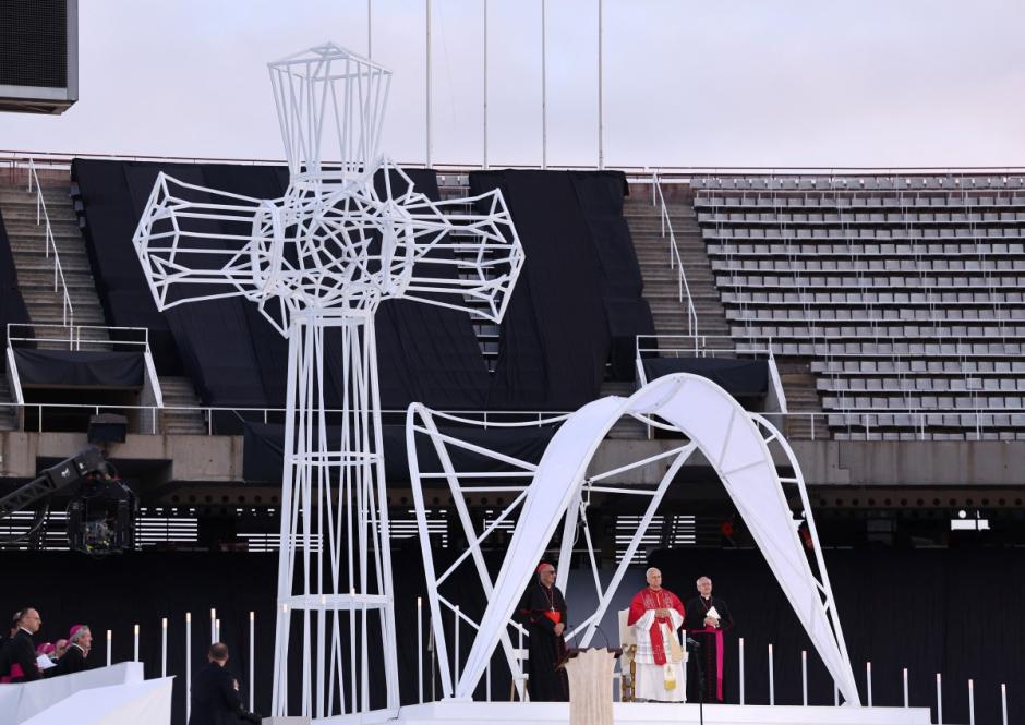 Pope Leo XIV (C) attends a prayer vigil at the Lluis Companys Olympic Stadium in Barcelona, on June 9, 2026. Pope Leo XIV is visiting Spain June 6-12 with stops in Madrid, Barcelona, and the Canary Islands, where he will meet with migrants and organisations dedicated to helping them. (Photo by Josep LAGO / AFP)