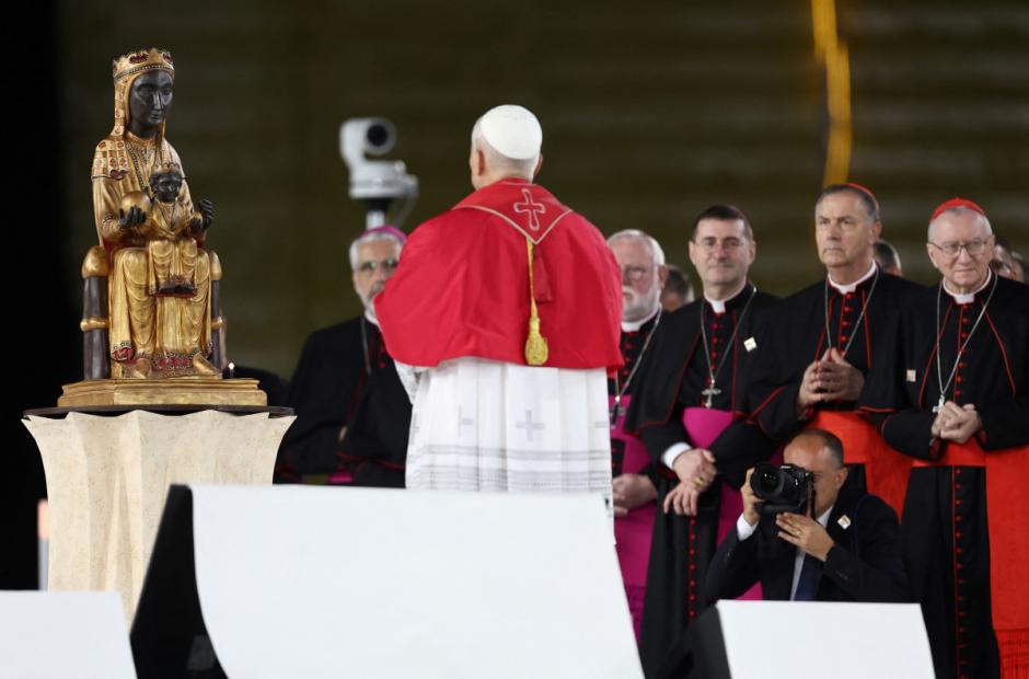 El Papa León XIV rezando delante la Virgen de Montserrat.