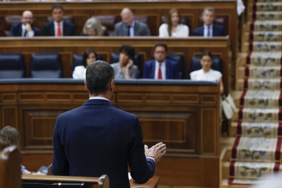Pedro Sánchez dirigiéndose a Alberto Núñez Feijóo