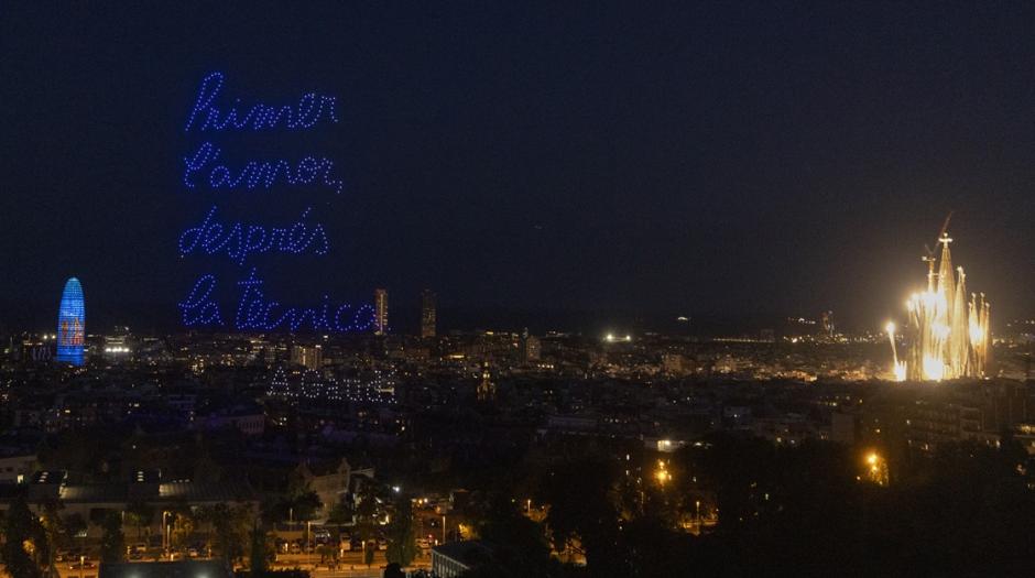 Un gran espectáculo de luz en homenaje a Antonio Gaudí ilumina la Sagrada Familia tras la misa y la bendición de la Torre de Jesús