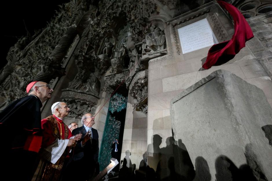 León XIV, junto al cardenal Omella