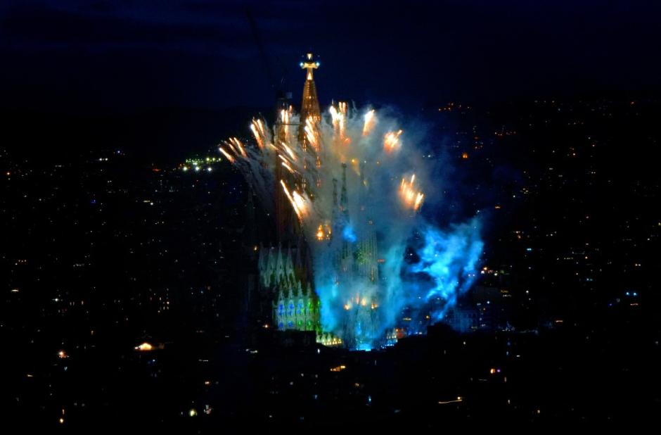 La Sagrada Familia, envuelta en fuegos artificiales tras la bendición de León XIV a la Torre de Jesucristo