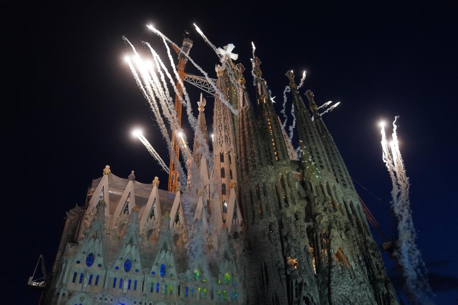 Imagen del espectáculo pirotécnico a cargo de Pirotecnia Vulcano en la Sagrada Familia de Barcelona.