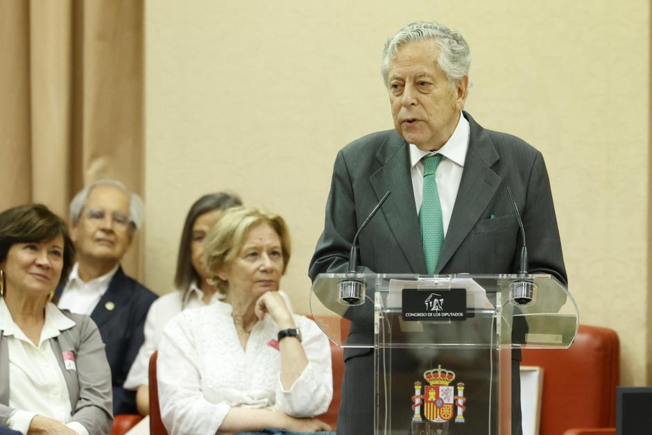El periodista Miguel Ángel Aguilar pronuncia un discurso tras recibir el Premio 15 de junio a los Valores Constitucionales de manos del Rey