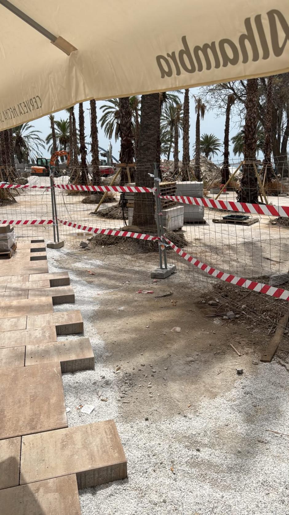 Mesas y obras junto al Restaurante El Cuñao