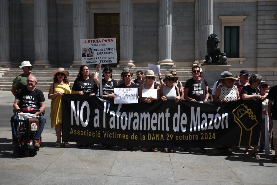 Imagen tomada este martes de asociaciones de víctimas de la dana frente al Congreso de los Diputados