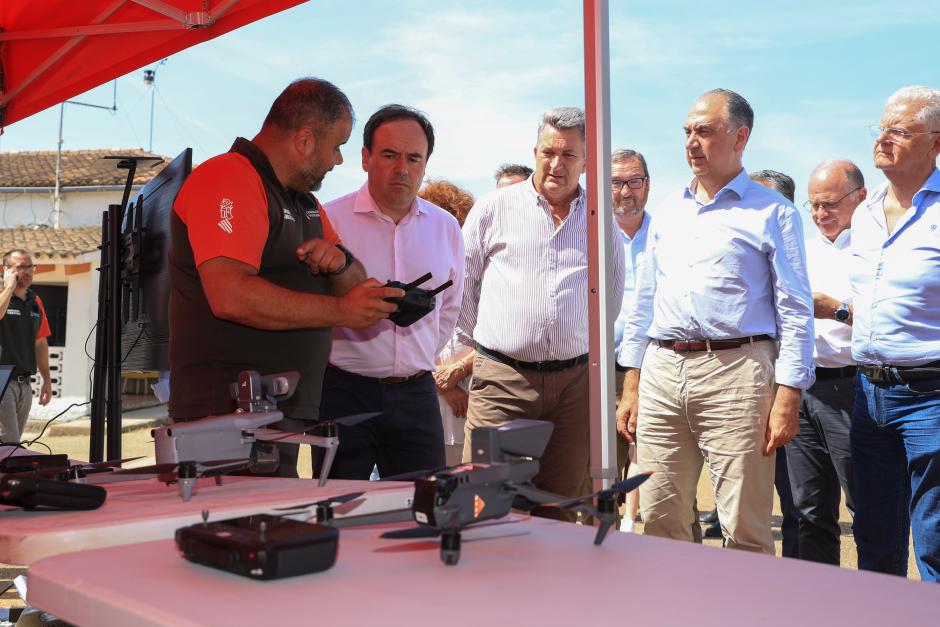 Imagen tomada este jueves de Juanfran Pérez Llorca con bomberos forestales