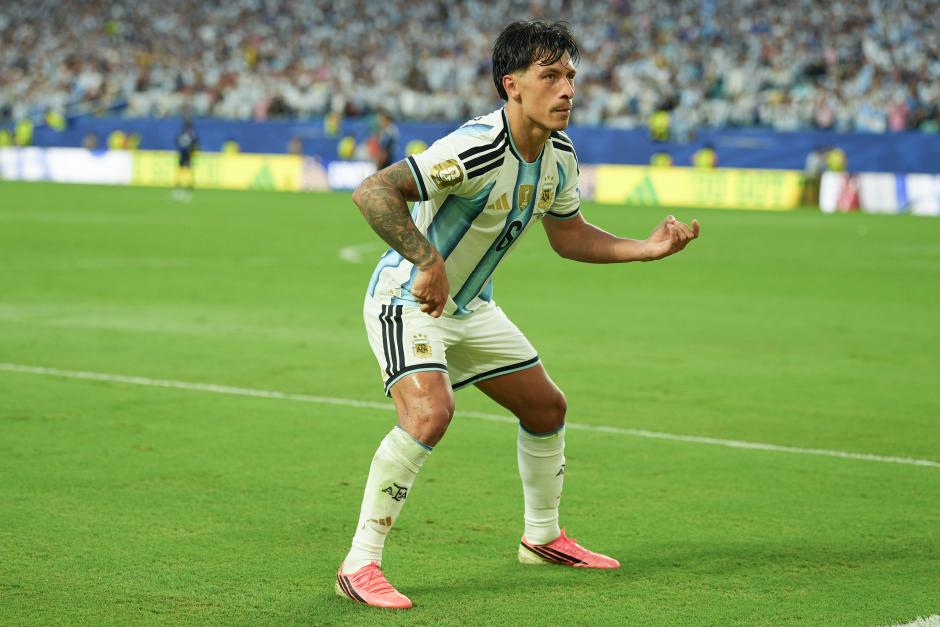 Lisandro Martínez, con gol y asistencia, fue el artífice del pase de Argentina