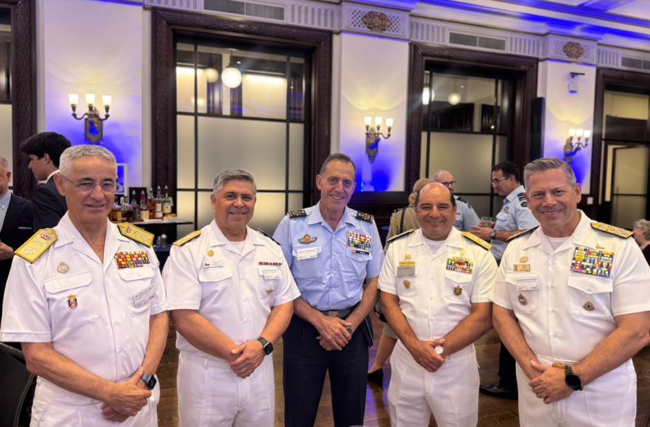 El AJEMA, como invitado de honor en el 250 aniversario de la independencia de los EEUU, refuerza la relación histórica de la Armada con la Us Navy. Comparte estos actos con el JEMA y otros jefes de marinas aliadas y amigas.