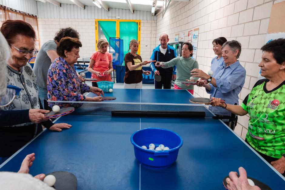 Enfermos de Alzheimer entrenan con el club de Tenis de Mesa CTM Soria