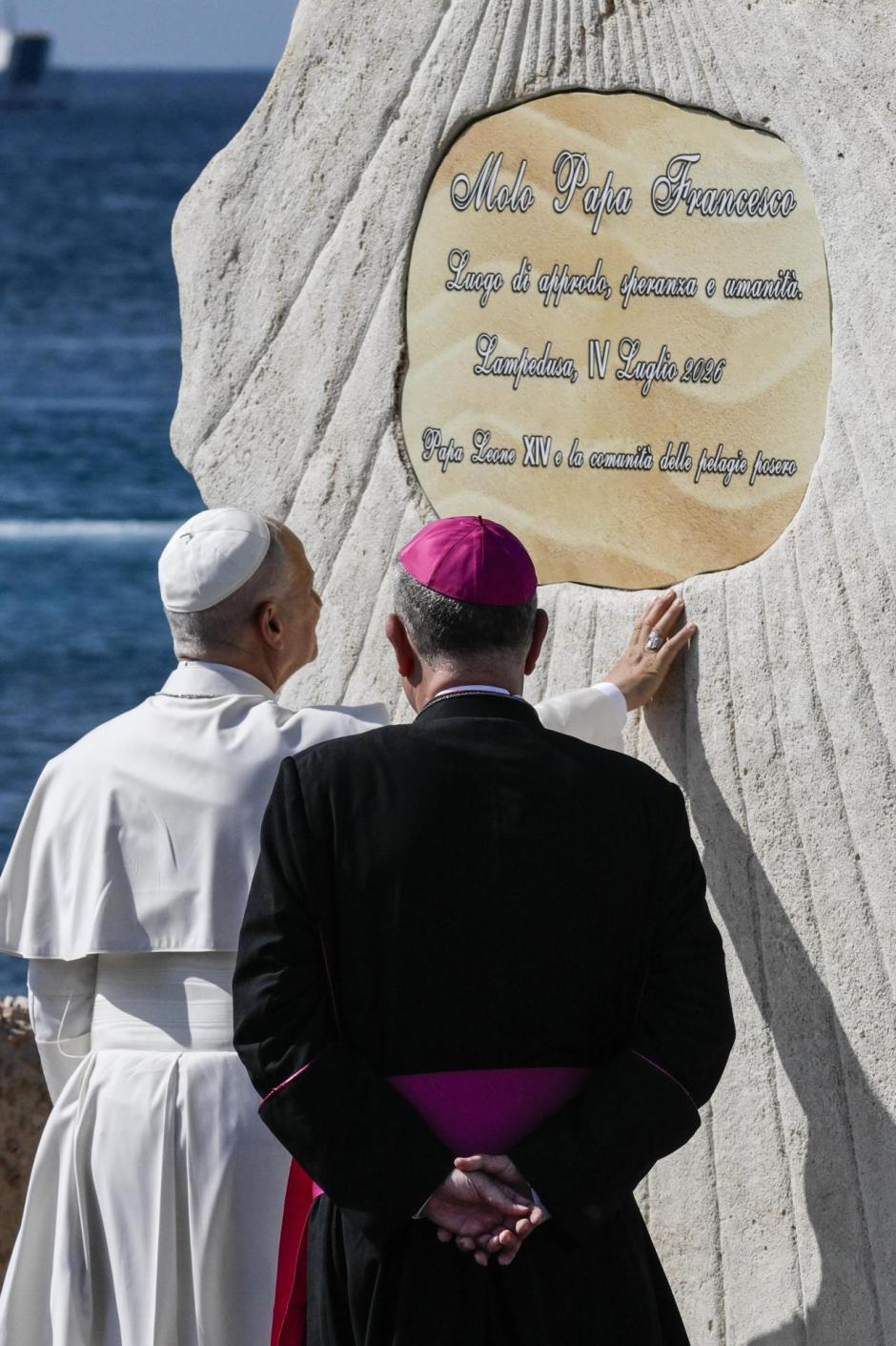 León XIVgesticula en el muelle de Favaloro mientras bendice una placa que dedica el muelle al fallecido Papa Francisco