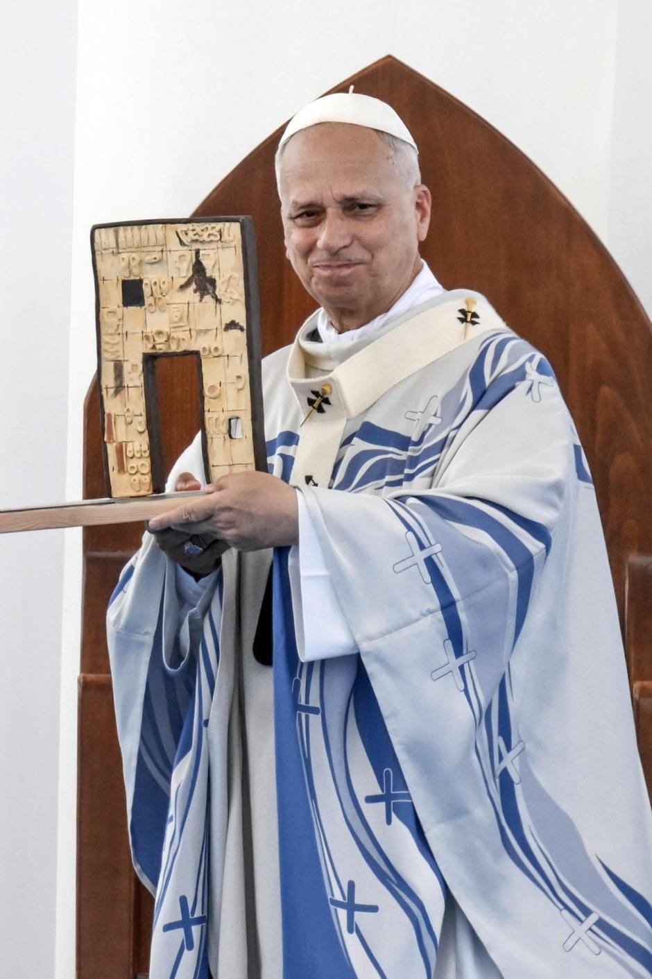 León XIV con una miniatura de la Puerta de Europa